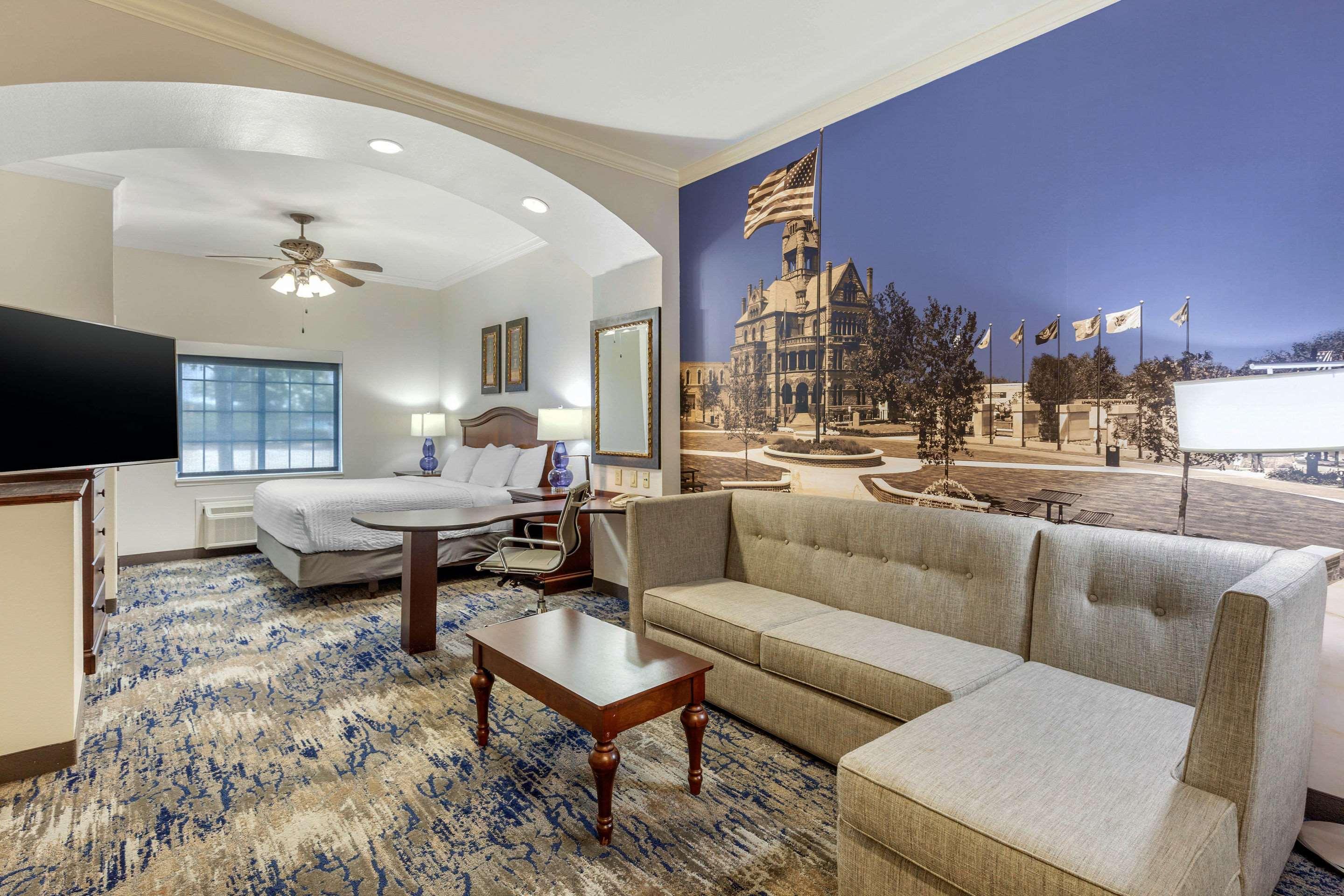 Clarion Pointe Sulphur Springs Exterior photo