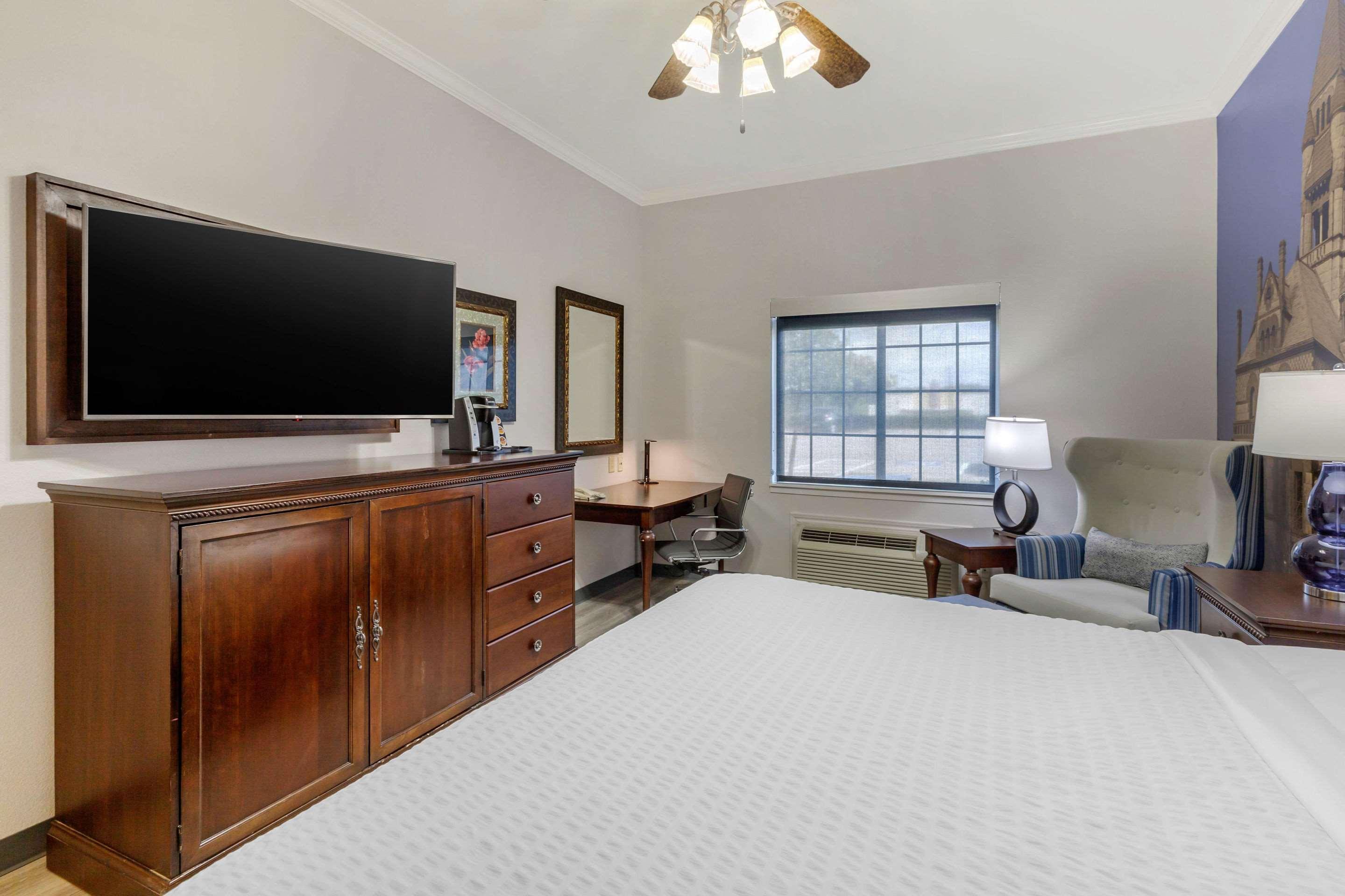 Clarion Pointe Sulphur Springs Exterior photo
