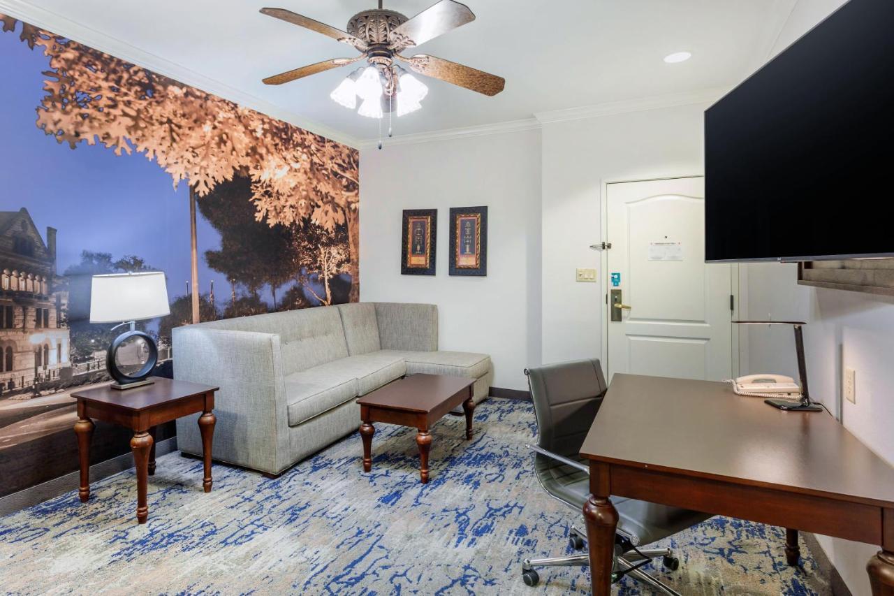 Clarion Pointe Sulphur Springs Exterior photo