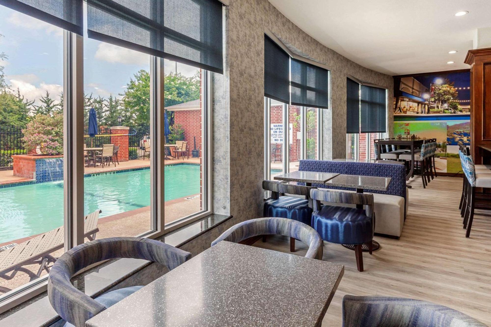 Clarion Pointe Sulphur Springs Exterior photo